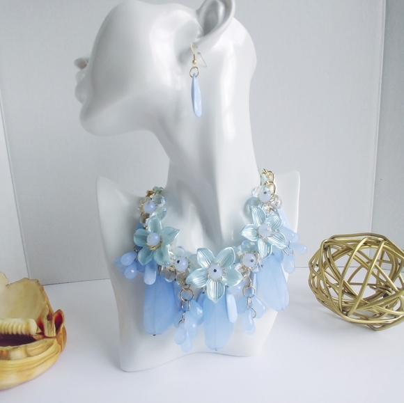 Acrylic Statement Chunky Flower Necklace Set - Picture 4 of 4